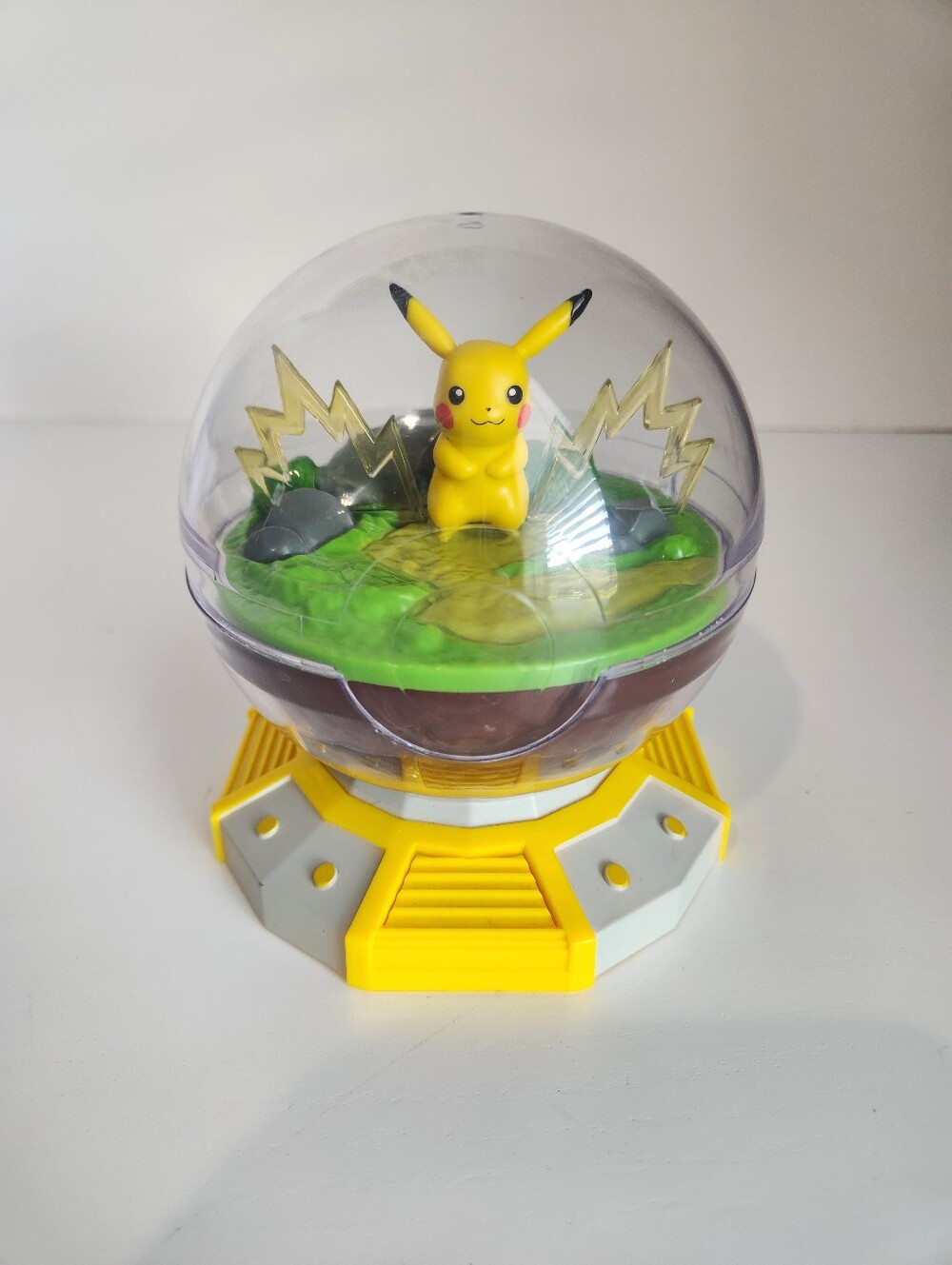 DOESN'T WORK POKEMON Pikachu Light Up Terrarium Poke Ball Figure Display